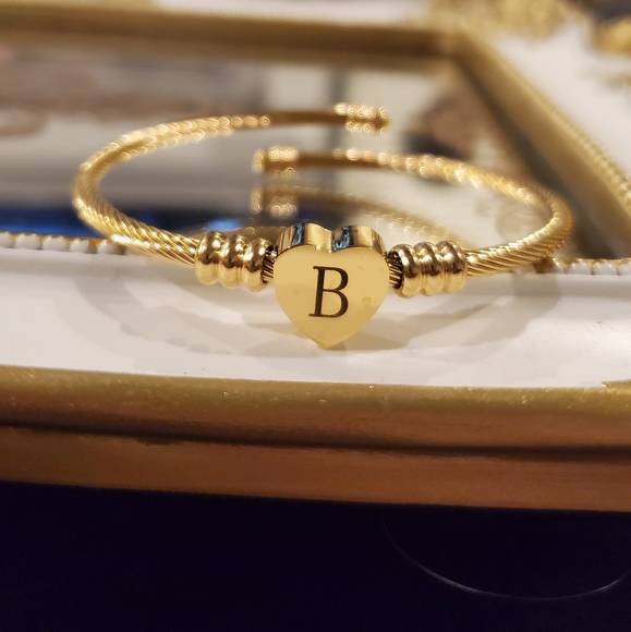 💛Gold initial B heart charm bracelet - Picture 2 of 8